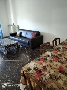 sala de estar con sofá y mesa en Serravalle Apartment 2, en Serravalle Scrivia