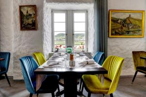 バイルシュタインにあるHotel Lipmann "Am Klosterberg"のダイニングルーム(テーブル、黄色い椅子付)