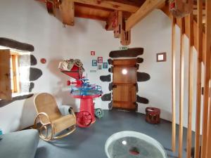 ein Zimmer mit einem Zimmer mit einem Kuhzimmer in der Unterkunft Moinho Mó da Praia in Praia da Graciosa