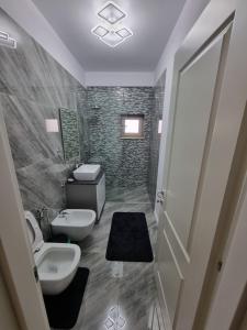 ein Bad mit einem WC und einem Waschbecken in der Unterkunft Apartament Mihai Cassas Residence in Craiova