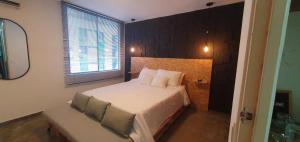Un dormitorio con una cama y una ventana y un sofá. en Mejor ubicación en cali, en Cali