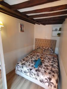 Ένα ή περισσότερα κρεβάτια σε δωμάτιο στο Le cosy entre Paris et Versailles avec parking gratuit à 5 min