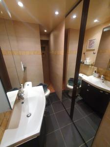 Ένα μπάνιο στο Le cosy entre Paris et Versailles avec parking gratuit à 5 min