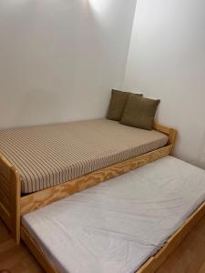 uma cama e um colchão num quarto em Nuit insolite au cœur d’un ranch proche d’Europa park em Schwobsheim