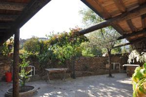 un patio con una mesa y un árbol en Apartamentos Albarcas, en Villares de Jadraque