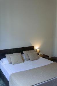 1 dormitorio con 1 cama blanca grande y 2 almohadas en Homelink Firenze - Charlotte en Florencia