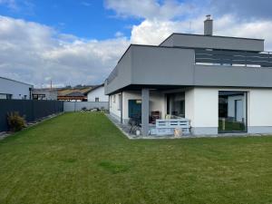 une maison blanche avec une grande cour gazonnée dans l'établissement Stošice Residence, à Liptovský Mikuláš
