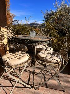 een tafel en twee stoelen met een kom bovenop bij Halte en Provence in Peyruis