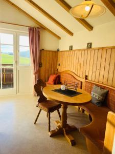 een kamer met een tafel, een bank en een bed bij Ferienwohnungen Britta Heim in Oberstaufen
