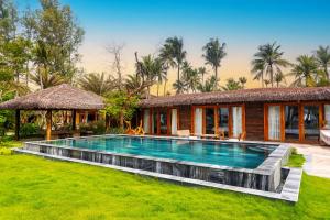 Der Swimmingpool an oder in der Nähe von Ocean Bay Resort & Spa Phu Quoc