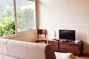 TV a/nebo společenská místnost v ubytování Vue époustouflante & Jardin à Saint-Martin-Vésubie