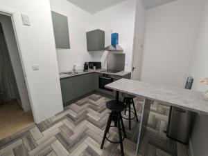 Η κουζίνα ή μικρή κουζίνα στο Cozy 1 Bed Apartment with Kitchen in Town