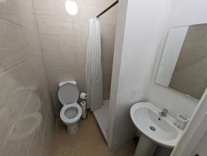 Ένα μπάνιο στο Cozy 1 Bed Apartment with Kitchen in Town