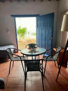 mesa y sillas en una habitación con ventana en Apartamento Familiar Puerta Azul, en Mompox