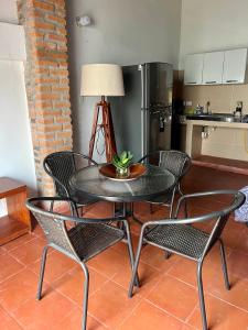 Apartamento Familiar Puerta Azul في مومبوس: طاولة طعام مع كراسي وطاولة