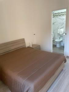 1 Schlafzimmer mit einem großen Bett und einem Badezimmer in der Unterkunft La reggia di Gianna in Caserta