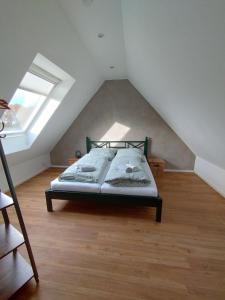 um quarto com uma cama num sótão em Ferienwohnung Schmidt em Schüttorf