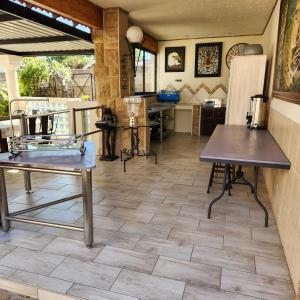 una camera con pavimenti e tavoli in legno e una cucina di Xaviera Guest House a Pretoria