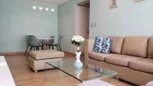 sala de estar con sofá y mesa de cristal en GL Apts, rent Upper Pardo Miraflores - Suite 1 Hab, en Lima