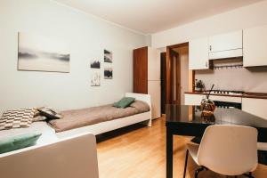 een slaapkamer met een bed en een bureau in een kamer bij Appartamento Castelli - Affitti Brevi Italia in Varese