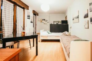 ein Wohnzimmer mit einem Sofa und einem Schreibtisch in der Unterkunft Appartamento Castelli - Affitti Brevi Italia in Varese
