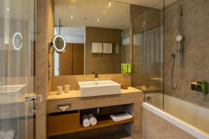 Bilik mandi di Tauern Spa Hotel & Therme