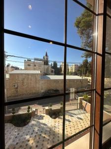 een raam met uitzicht op de stad bij 5/ Antica jabalal-lwebdeh in Amman