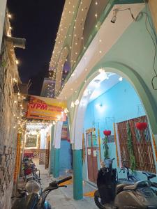uma fila de motocicletas estacionadas num edifício com luzes em JPM GUEST HOUSE em Varanasi