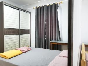 um quarto com uma cama e um closet em pen kyu house1 em Kota Samarahan