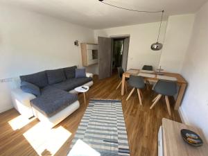 ein Wohnzimmer mit einem Sofa und einem Tisch in der Unterkunft Ferienwohnungen an der Schlösselmühle in Amtsberg