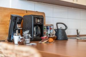 una encimera de cocina con cafetera y algo de comida en Ruhig - Privatparkplatz - barrierearm Quiet - private car park - low barrier, en Magdeburgo
