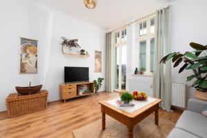 Una sala de estar con un televisor y una mesa. en Ruhig - Privatparkplatz - barrierearm Quiet - private car park - low barrier, en Magdeburgo 22 fotos más