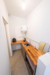 uma pequena cozinha com um balcão de madeira e um lavatório em Petit apart em Villa María