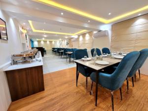 - un restaurant avec une table et des chaises dans la chambre dans l'établissement Hotel Royal Plaza, à Srinagar