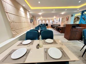 une salle de conférence avec une grande table et des chaises dans l'établissement Hotel Royal Plaza, à Srinagar