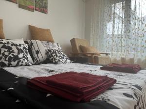 een bed met twee handdoeken in een kamer bij Margita Apartment in Belgrado
