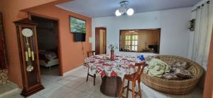 comedor con mesa y reloj en Excelente Casa no Bairro Mundo Novo com piscina, en Manaus