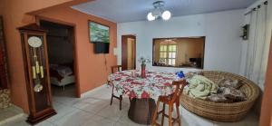 a dining room with a table and a clock at Excelente Casa no Bairro Mundo Novo com piscina in Manaus