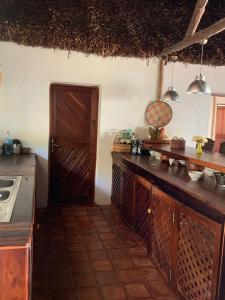 una cucina con bancone in legno e porta di nosykombafafa 