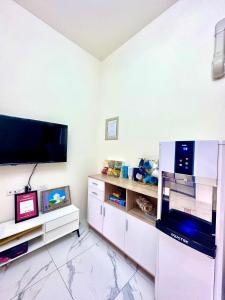 Kuchyň nebo kuchyňský kout v ubytování 睡飽飽民宿 Sleeping Well B&B 全新電梯民宿