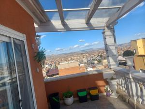 uma varanda com vista para a cidade em La terrazza em Gela