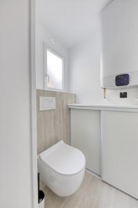 uma casa de banho com um WC branco e um lavatório. em 1 Bedroom near Le Bon Marché em Paris