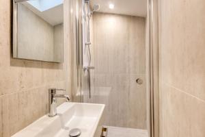 W łazience znajduje się umywalka i prysznic. w obiekcie 1 Bedroom near Le Bon Marché w Paryżu