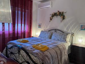una camera da letto con un letto e due asciugamani di La Rosa dei Venti a Santa Marinella