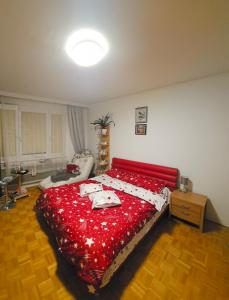 1 dormitorio con cama roja y manta roja en Влюбленные, en Viena