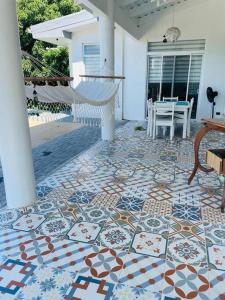 un patio con suelo de baldosa y hamaca en Cozy family house with pool, en Atenas