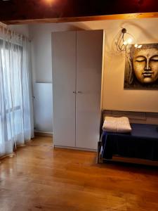 um quarto com uma cama com uma cabeça na parede em La casetta di San siro em Milão