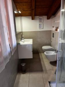 uma casa de banho com um lavatório e um WC em La casetta di San siro em Milão