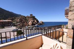 a balcony with a view of the beach and the ocean at Hôtel & Résidence Le Subrini in Porto Ota