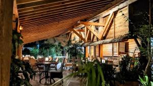 un restaurant avec des tables et des chaises et un plafond en bois dans l'établissement St Martin Nettlé Bay Lovely appartment, à Saint-Martin